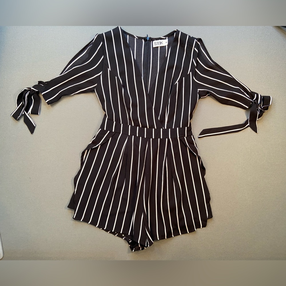 Seek‎ the Label: Romper, black and white, V-Neck, 3/4 sleeve, size Medium
